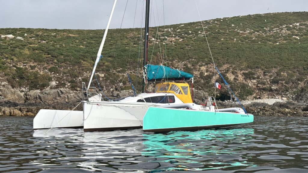 Trimaran Tricat 30 au mouillage